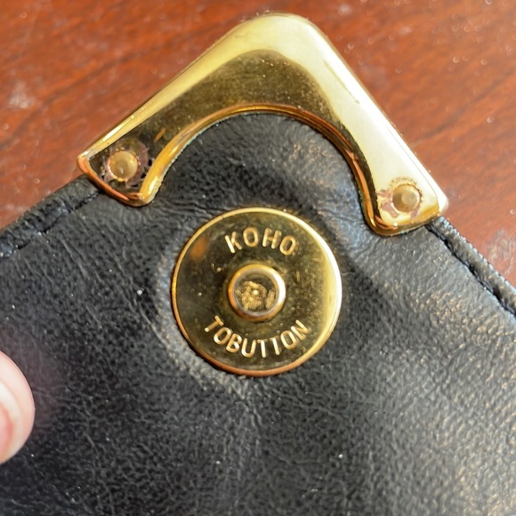 La Regale black beaded purse with strap and crown detail on the side - Picture 5 of 12